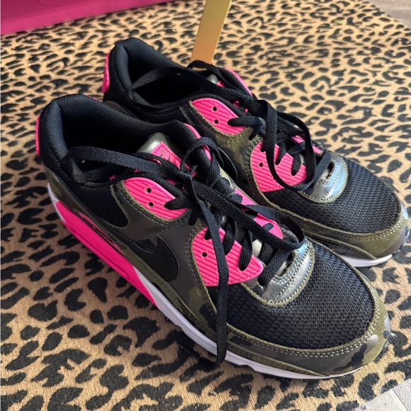Nike Shoes - Nike Women’s Black & Hot Pink Camo Accent Sneakers